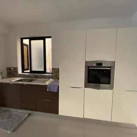Apartment Beautiful And Spacious 2 Double Bedroom *